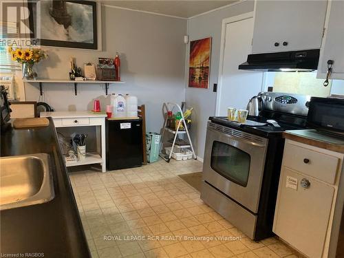 9 Lakeshore Boulevard S, South Bruce Peninsula, ON - Indoor Photo Showing Kitchen