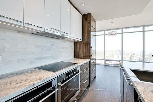4507-488 University Ave, Toronto, ON - Indoor Photo Showing Kitchen With Upgraded Kitchen