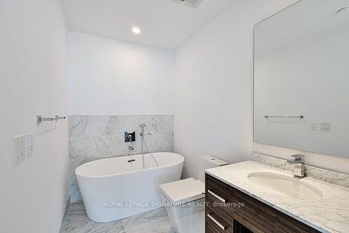 4507-488 University Ave, Toronto, ON - Indoor Photo Showing Bathroom
