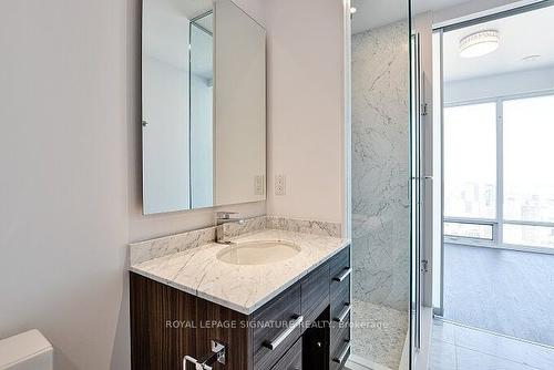 4507-488 University Ave, Toronto, ON - Indoor Photo Showing Bathroom