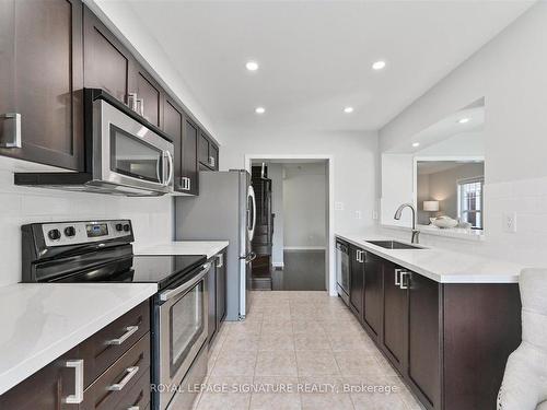 884 Brassard Circ, Milton, ON - Indoor Photo Showing Kitchen With Upgraded Kitchen