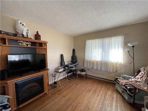 328 1 Avenue, Mccreary, MB - Indoor Photo Showing Living Room