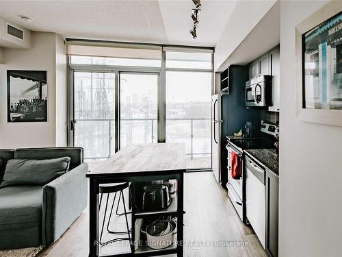 405-105 The Queensway, Toronto, ON - Indoor Photo Showing Kitchen