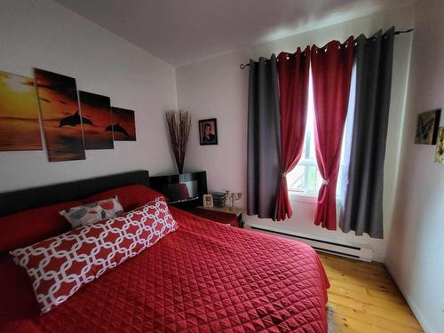 Master bedroom - 884  - 886 Rue Ste-Ursule, Trois-Rivières, QC - Indoor Photo Showing Bedroom