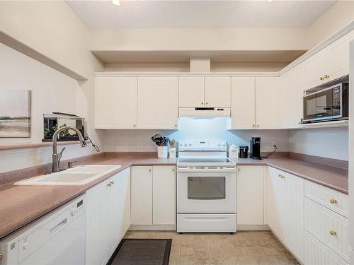 25-4525 Wilkinson Rd, Saanich, BC - Indoor Photo Showing Kitchen