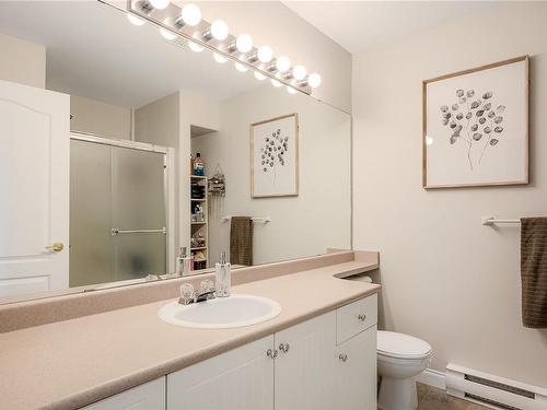 25-4525 Wilkinson Rd, Saanich, BC - Indoor Photo Showing Bathroom