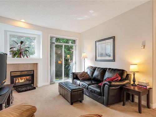 25-4525 Wilkinson Rd, Saanich, BC - Indoor Photo Showing Living Room With Fireplace