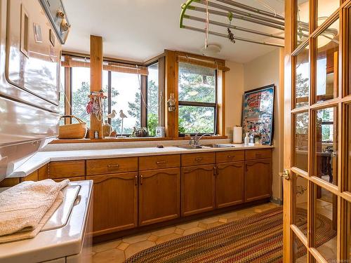 2565 Islands View Dr, Gabriola Island, BC - Indoor Photo Showing Kitchen With Double Sink