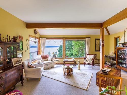 2565 Islands View Dr, Gabriola Island, BC - Indoor Photo Showing Living Room