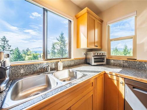 359 Nottingham Dr, Nanaimo, BC - Indoor Photo Showing Kitchen With Double Sink