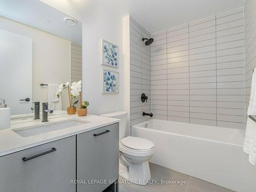 215-2300 St Clair Ave W, Toronto, ON - Indoor Photo Showing Bathroom