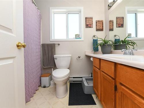 A-2260 Embleton Cres, Courtenay, BC - Indoor Photo Showing Bathroom