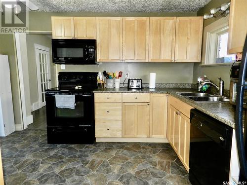 233 Lillooet Street W, Moose Jaw, SK - Indoor Photo Showing Kitchen With Double Sink