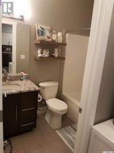 202 415 Maningas Bend, Saskatoon, SK - Indoor Photo Showing Bathroom