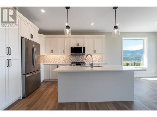 1021 16 Avenue Se, Salmon Arm, BC - Indoor Photo Showing Kitchen With Stainless Steel Kitchen With Upgraded Kitchen