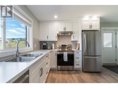 1021 16 Avenue Se, Salmon Arm, BC - Indoor Photo Showing Kitchen With Stainless Steel Kitchen With Double Sink