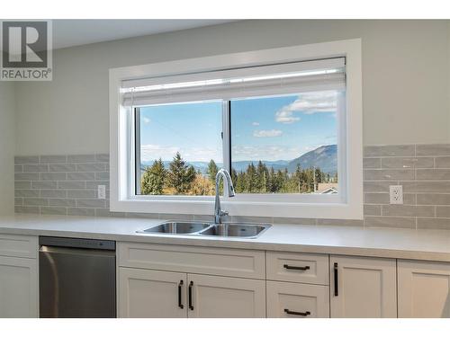 1021 16 Avenue Se, Salmon Arm, BC - Indoor Photo Showing Kitchen With Double Sink