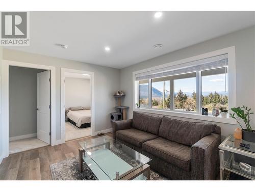 1021 16 Avenue Se, Salmon Arm, BC - Indoor Photo Showing Living Room