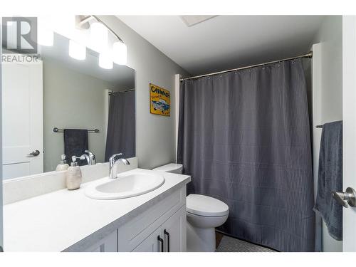 1021 16 Avenue Se, Salmon Arm, BC - Indoor Photo Showing Bathroom