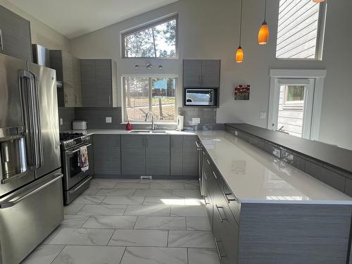 147 The Whins, Cranbrook, BC - Indoor Photo Showing Kitchen