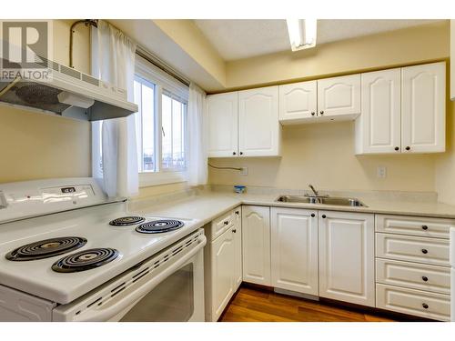 1543 9Th Avenue, Prince George, BC - Indoor Photo Showing Kitchen With Double Sink