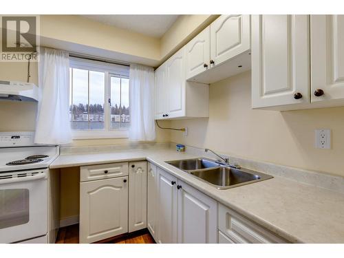1543 9Th Avenue, Prince George, BC - Indoor Photo Showing Kitchen With Double Sink