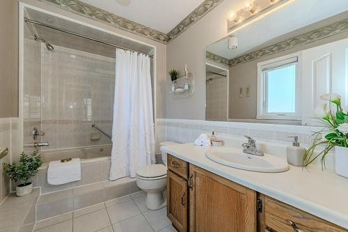 Full 4-pc. ensuite bathroom. - 3050 Pinemeadow Drive|Unit #57, Burlington, ON - Indoor Photo Showing Bathroom