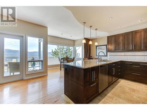 880 Christina Place Unit# 20, Kelowna, BC - Indoor Photo Showing Kitchen With Upgraded Kitchen
