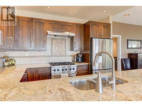 880 Christina Place Unit# 20, Kelowna, BC - Indoor Photo Showing Kitchen With Double Sink With Upgraded Kitchen