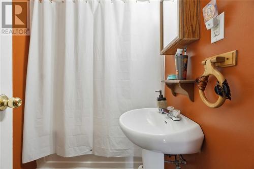 45 Milton Street, St Clair, ON - Indoor Photo Showing Bathroom