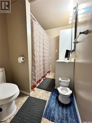 412 Mcgillivray Drive, Weyburn, SK - Indoor Photo Showing Bathroom