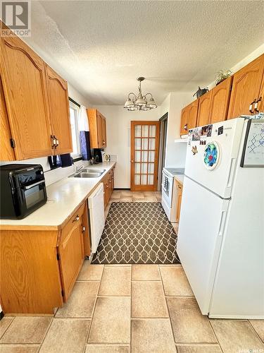 412 Mcgillivray Drive, Weyburn, SK - Indoor Photo Showing Kitchen With Double Sink