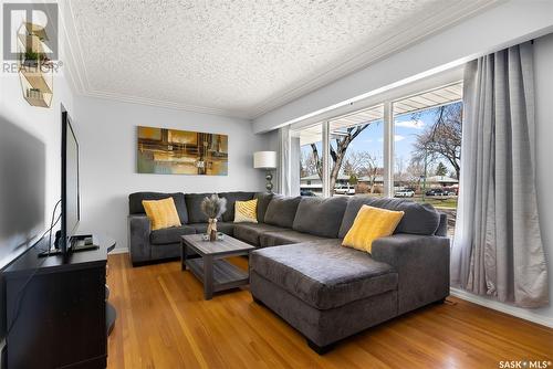 71 Mathieu Crescent, Regina, SK - Indoor Photo Showing Living Room