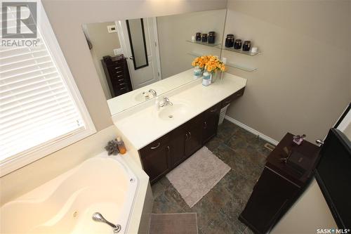 2082 Laurier Bay E, Regina, SK - Indoor Photo Showing Bathroom