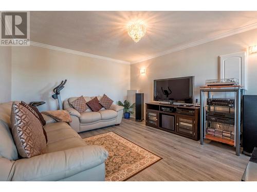 1059 Mt Fosthall Drive, Vernon, BC - Indoor Photo Showing Living Room