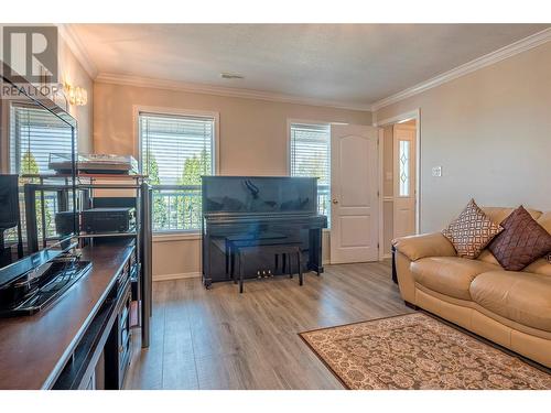 1059 Mt Fosthall Drive, Vernon, BC - Indoor Photo Showing Living Room