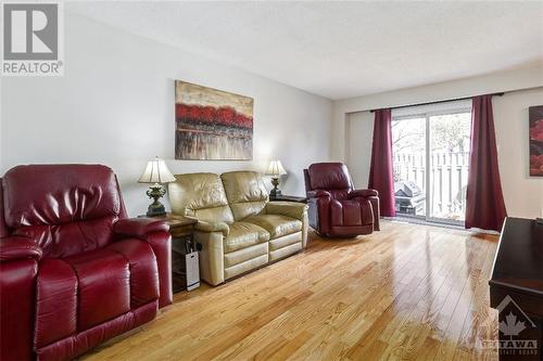 1824 Axminster Court, Ottawa, ON - Indoor Photo Showing Living Room