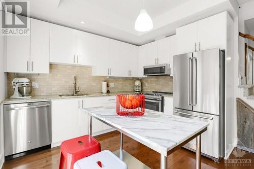 124 Guigues Avenue Unit#D, Ottawa, ON - Indoor Photo Showing Kitchen With Upgraded Kitchen
