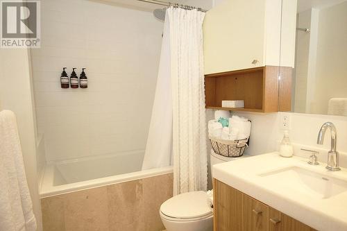 1386 Seymour Street, Vancouver, BC - Indoor Photo Showing Bathroom
