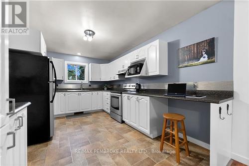 50 Jamie Crescent, Petawawa (520 - Petawawa), ON - Indoor Photo Showing Kitchen