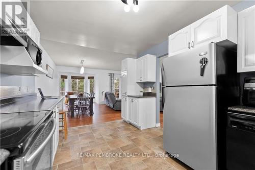 50 Jamie Crescent, Petawawa (520 - Petawawa), ON - Indoor Photo Showing Kitchen