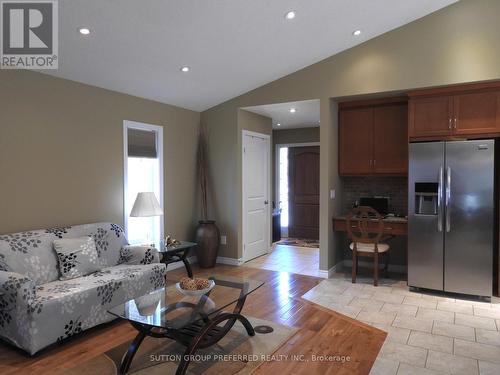 395 Bourdeau Road, London, ON - Indoor Photo Showing Living Room