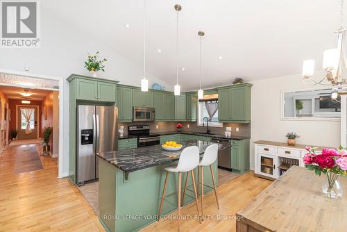 556 Gaiser Rd, Welland, ON - Indoor Photo Showing Kitchen With Upgraded Kitchen