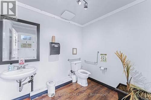1734 Highway 518 E, Kearney, ON - Indoor Photo Showing Bathroom