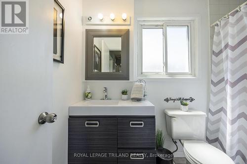 456 Regal Dr, London, ON - Indoor Photo Showing Bathroom