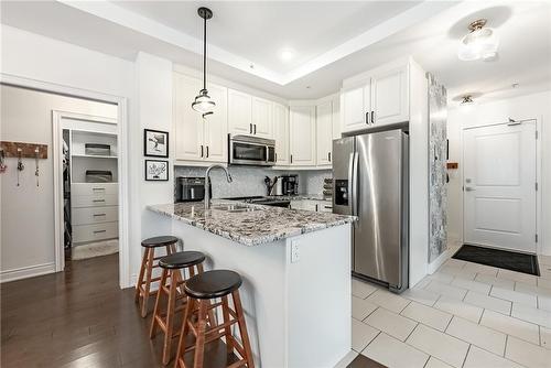 85 Robinson Street|Unit #Ph1105, Hamilton, ON - Indoor Photo Showing Kitchen With Upgraded Kitchen