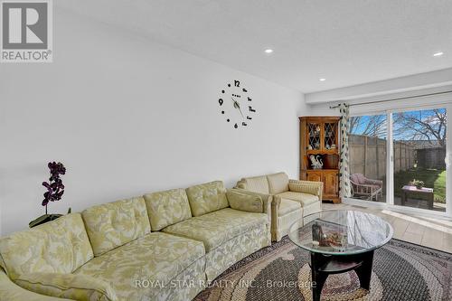 19 Barnaby Drive, St. Catharines, ON - Indoor Photo Showing Living Room
