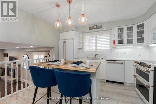 48 Regan Cres, Halton Hills, ON - Indoor Photo Showing Kitchen With Upgraded Kitchen
