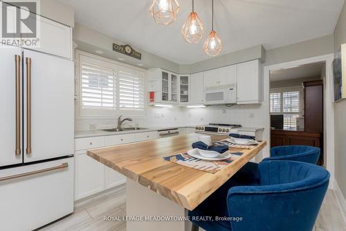 48 Regan Cres, Halton Hills, ON - Indoor Photo Showing Kitchen With Double Sink
