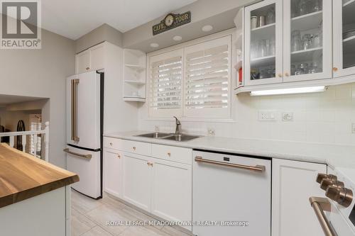 48 Regan Cres, Halton Hills, ON - Indoor Photo Showing Kitchen With Double Sink